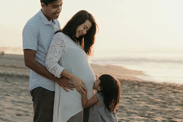 family-planning-clinic A pregnant woman, her partner, and her child on a beach. Schedule a family planning consultation from Richard Conlen, MD, FACOG in Boca Raton.